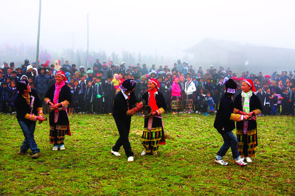 Lễ Tết nhảy của người Dao ở Tả Van,  diễn ra vào mùng 1, 2 tết âm lịch.